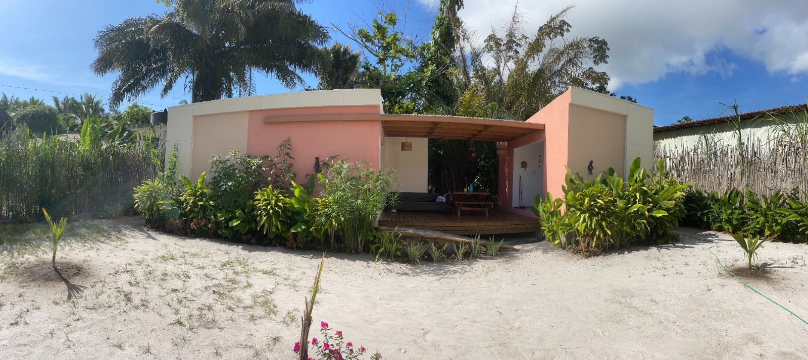 Casa contemporânea com varanda e paisagismo tropical